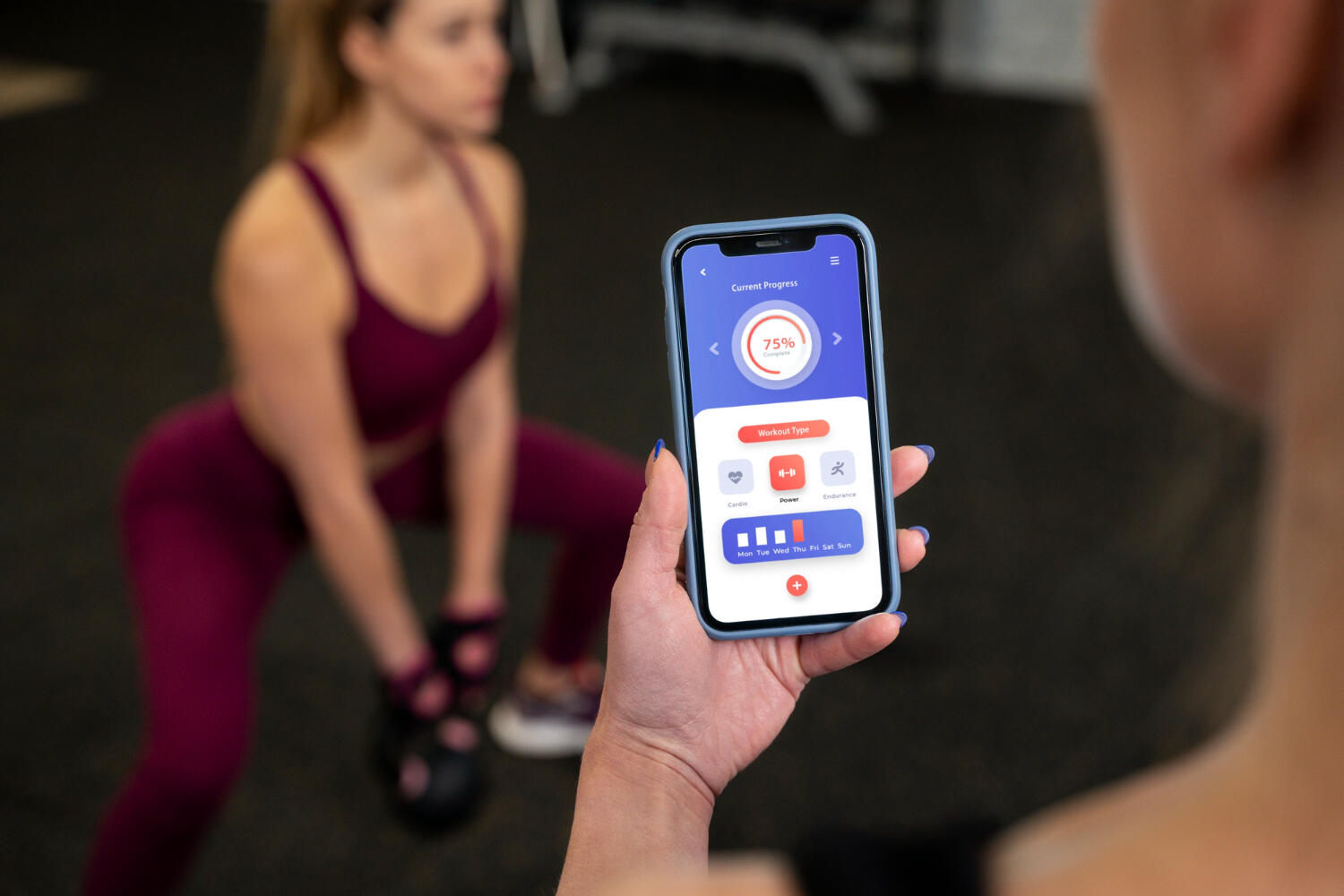 mulher acompanhando treino fitness pelo aplicativo